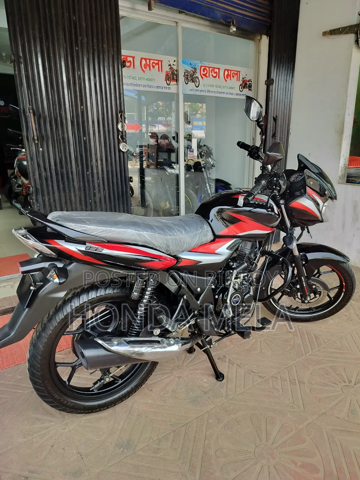 বাজাজ ডিসকভার ১২৫ ২০২৫ কালো