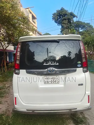 টয়োটা নোয়া ১.৮ এফডব্লিউডি হাইব্রিড (৭ সিটার) ২০১৬ পার্ল
