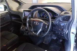 Toyota Noah 1.8 FWD Hybrid (7 seater) 2021 Silver