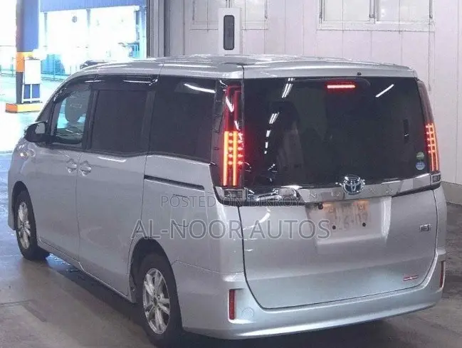 Toyota Noah 1.8 FWD Hybrid (7 seater) 2021 Silver