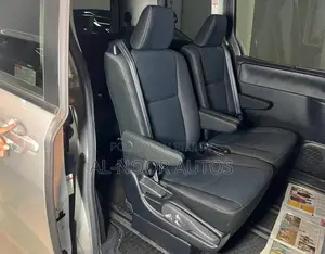 Toyota Noah 1.8 FWD Hybrid (7 seater) 2021 Silver