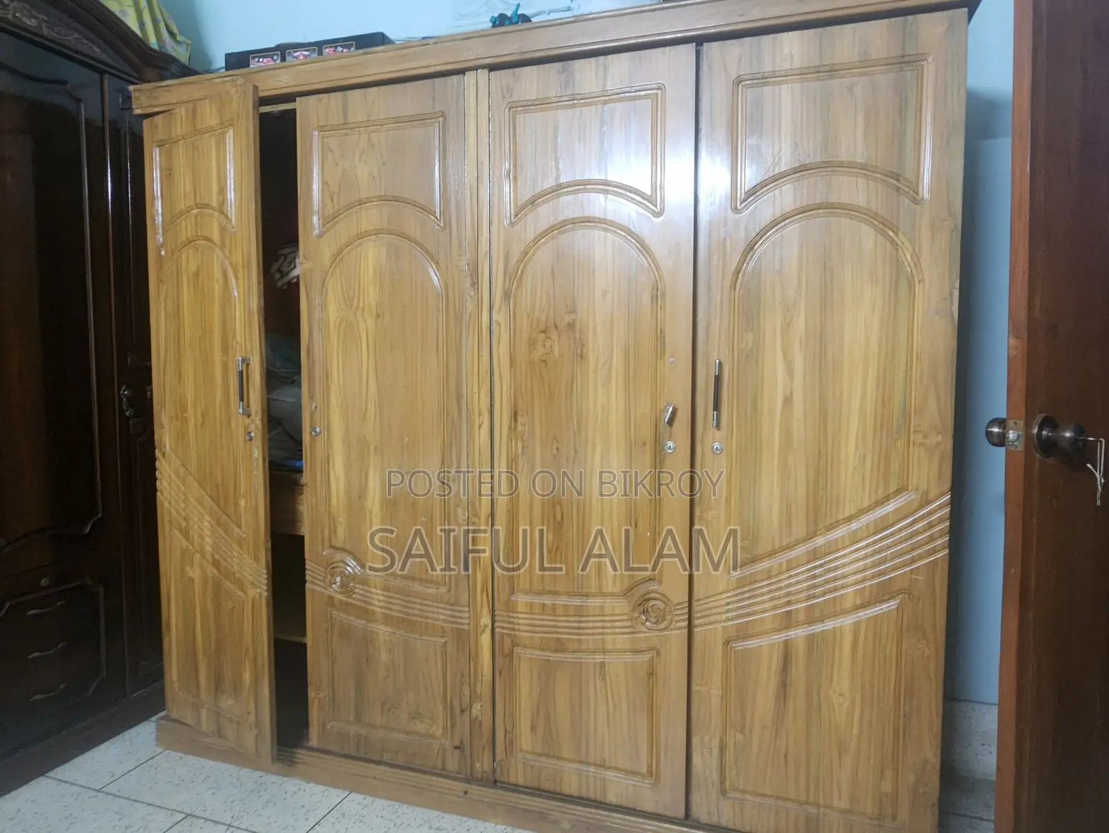 সেগুন কাঠের আলমারি