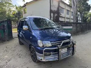 Toyota Noah 2005