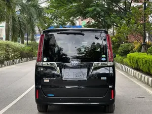 টয়োটা নোয়া ১.৮ ফ্রন্ট-হুইল ড্রাইভ হাইব্রিড (৭ সিটার) ২০১৯ কালো
