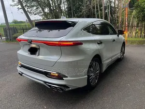 টয়োটা হ্যারিয়ার ২.০ ২০২১ সাদা