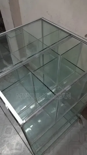 কাঁচের সো-কেজ 
দৈর্ঘ্য ২ফিট 
প্রস্থ ২ফিট
উচ্চতা ৩ফিট
উপরে স্লাইডিং ডোর