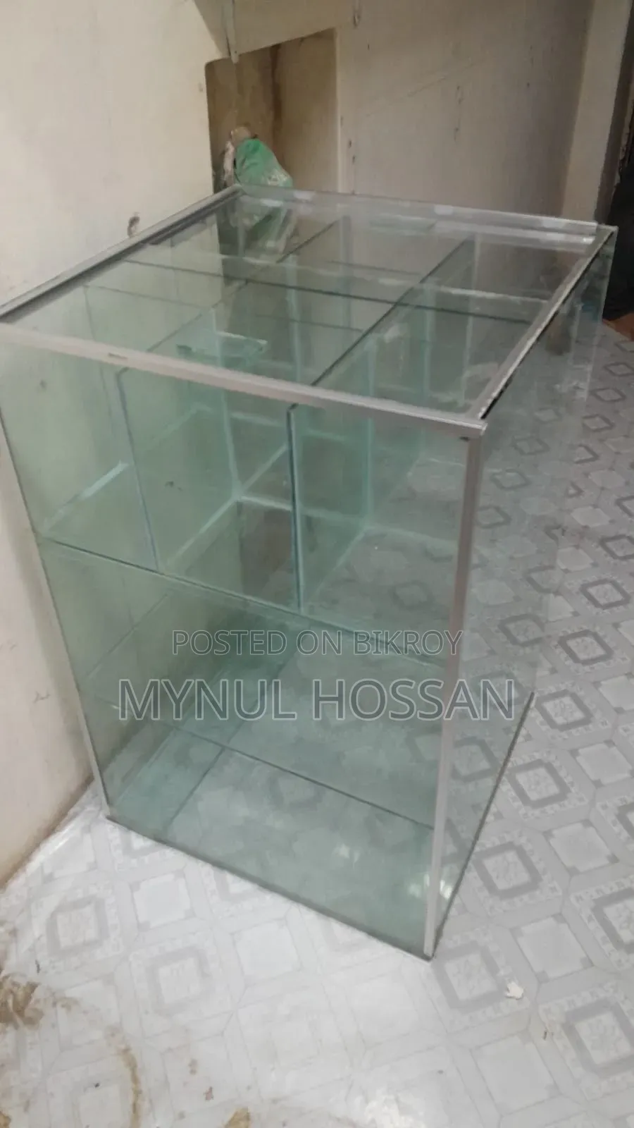 কাঁচের সো-কেজ 
দৈর্ঘ্য ২ফিট 
প্রস্থ ২ফিট
উচ্চতা ৩ফিট
উপরে স্লাইডিং ডোর