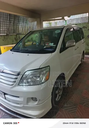 টয়োটা নোয়া ২০০৪ পার্ল