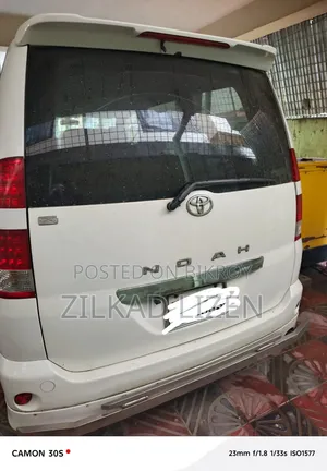 টয়োটা নোয়া ২০০৪ পার্ল