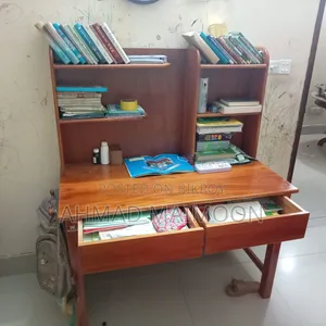 একটি মানসম্মত টেবিল বিক্রি হবে