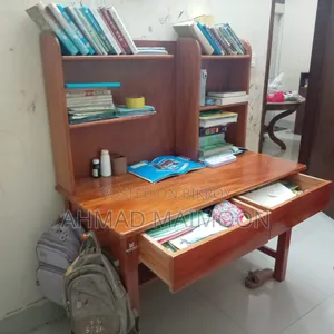 একটি মানসম্মত টেবিল বিক্রি হবে