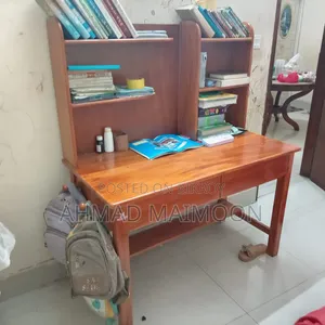 একটি মানসম্মত টেবিল বিক্রি হবে