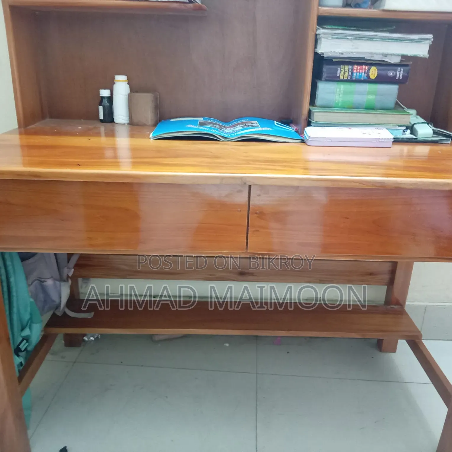 একটি মানসম্মত টেবিল বিক্রি হবে