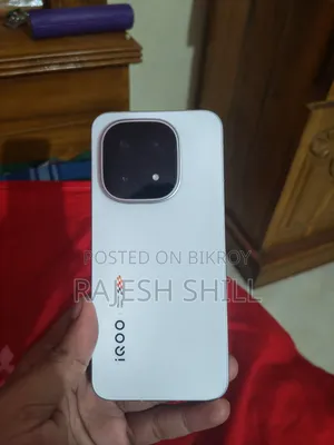 আইকিউওও ১৫ ২৫৬ জিবি সাদা
