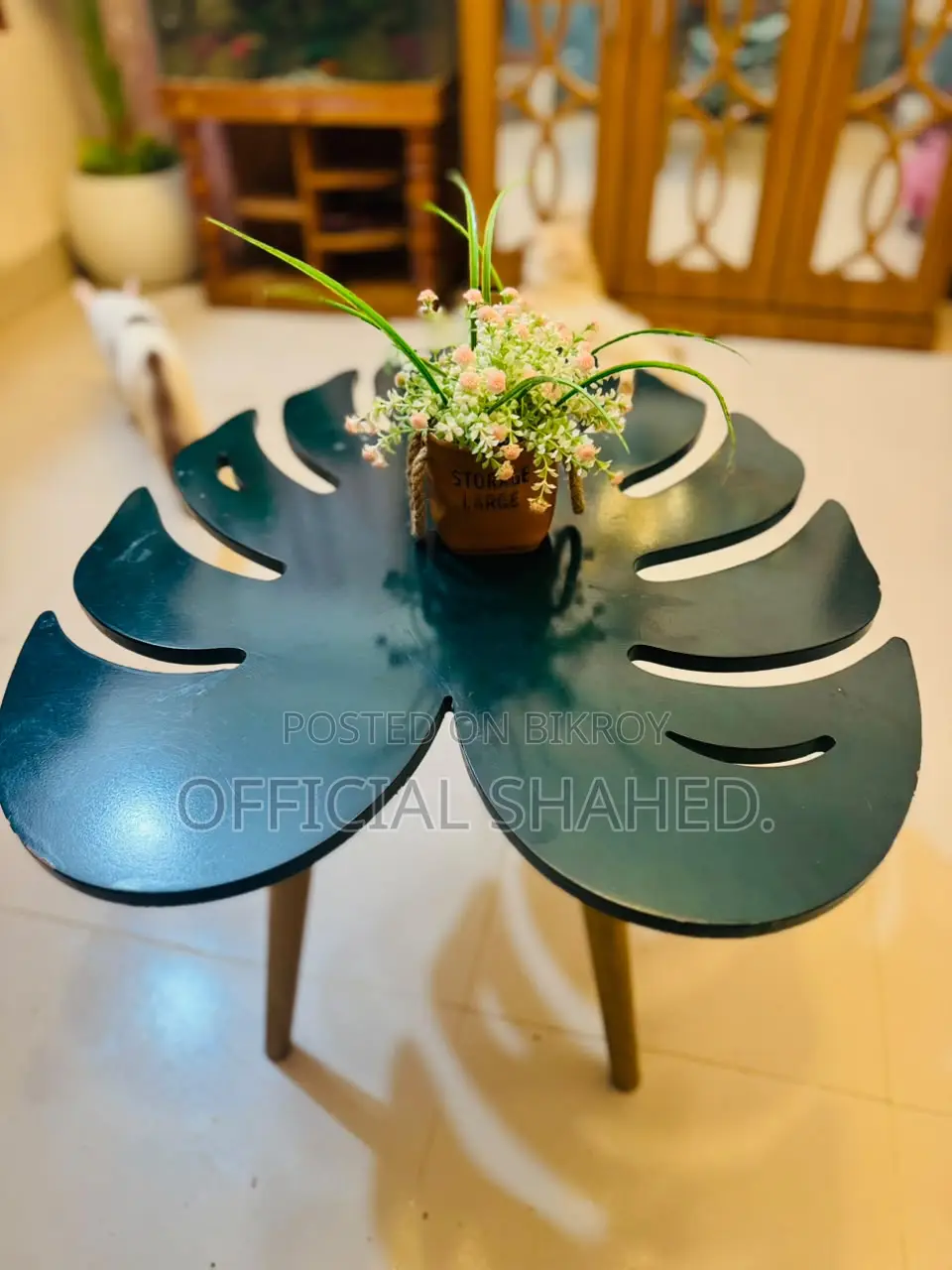 পাতার ডিজাইনের টেবিল