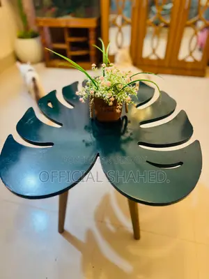 পাতার ডিজাইনের টেবিল