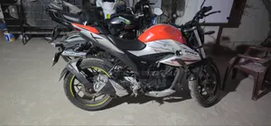 সুজুকি জিক্সার ২০২৪ কমলা
