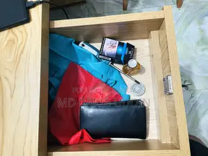 ৬সিটের ২টি অফিস ডেস্ক বিক্রি করা হবে।