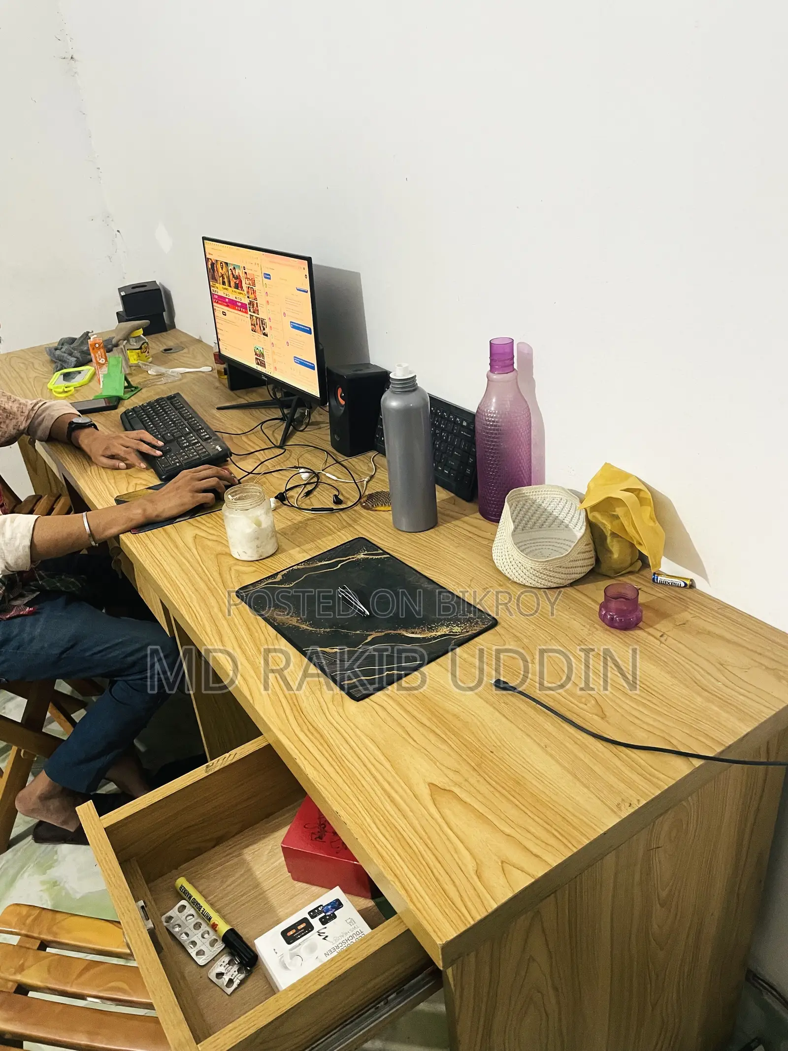 2 office desks with 6 seats are for sale.