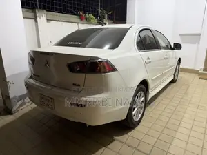 মিতসুবিশি ল্যান্সার ২০১১ সাদা