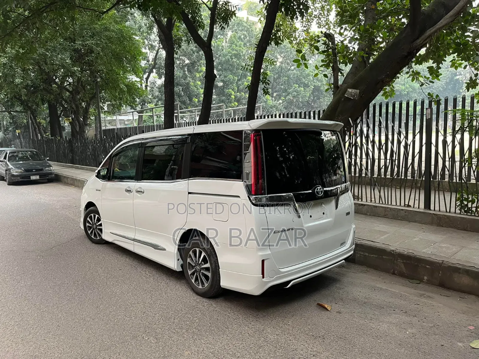 Toyota Noah 1.8 Front-Wheel Drive Hybrid 7 Seater 2020 White