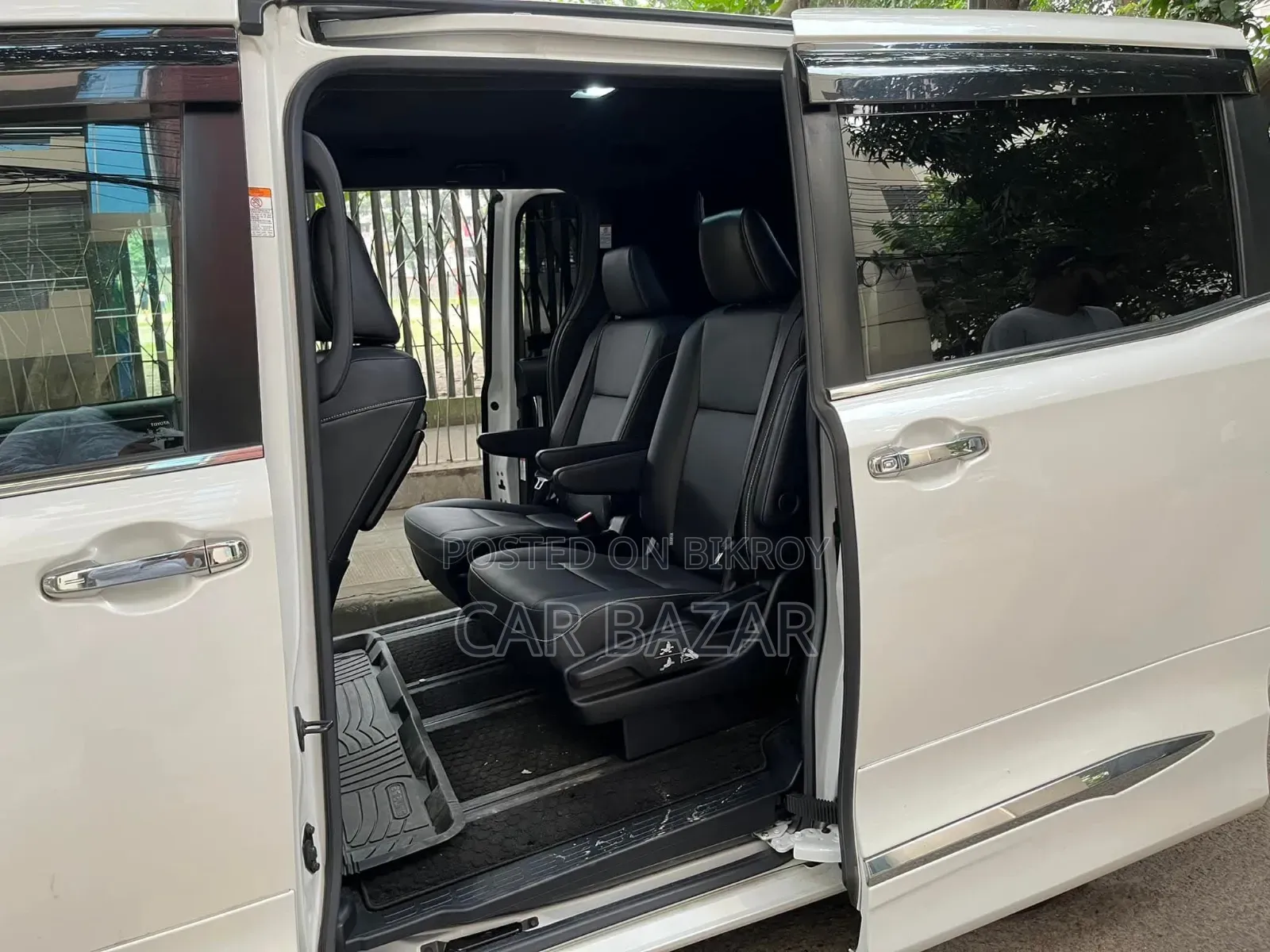 Toyota Noah 1.8 Front-Wheel Drive Hybrid 7 Seater 2020 White