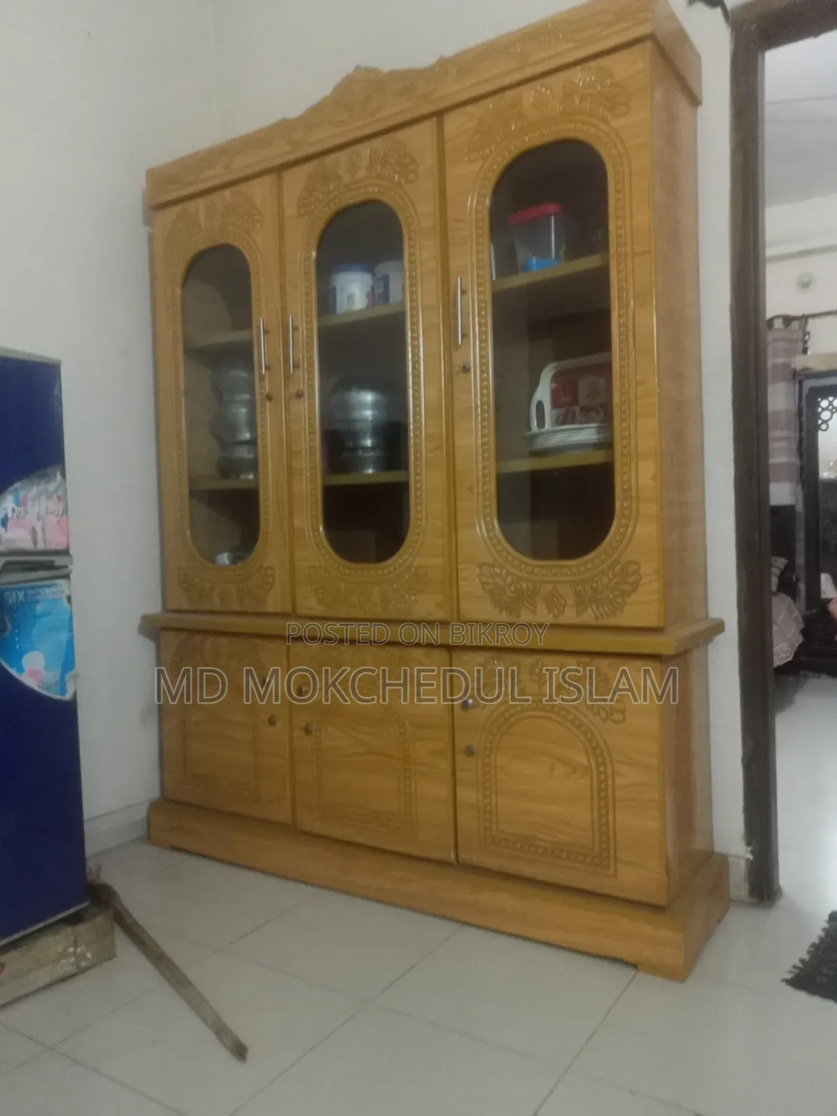 এই ওয়াল শোকেসটি বিক্রি করব