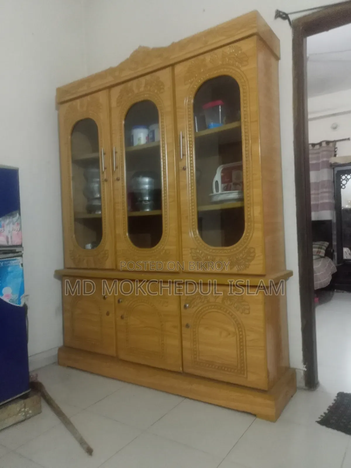 এই ওয়াল শোকেসটি বিক্রি করব
