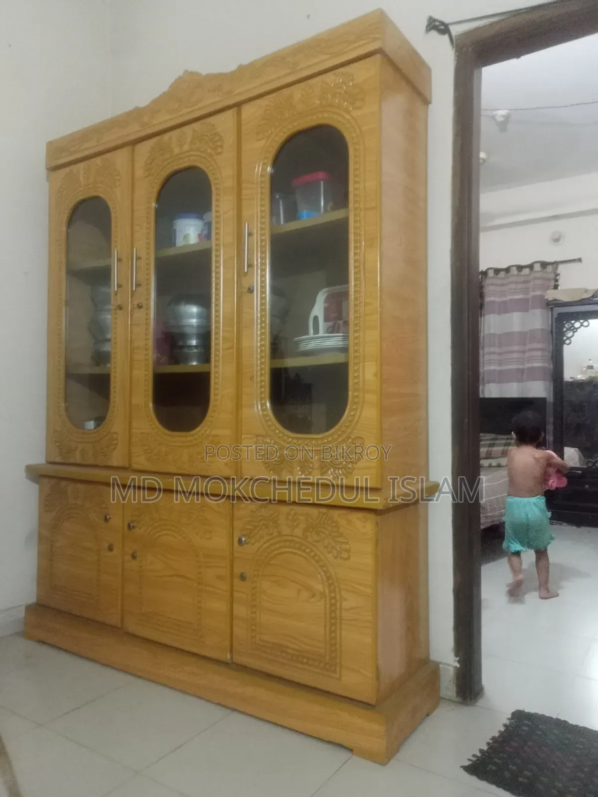 এই ওয়াল শোকেসটি বিক্রি করব