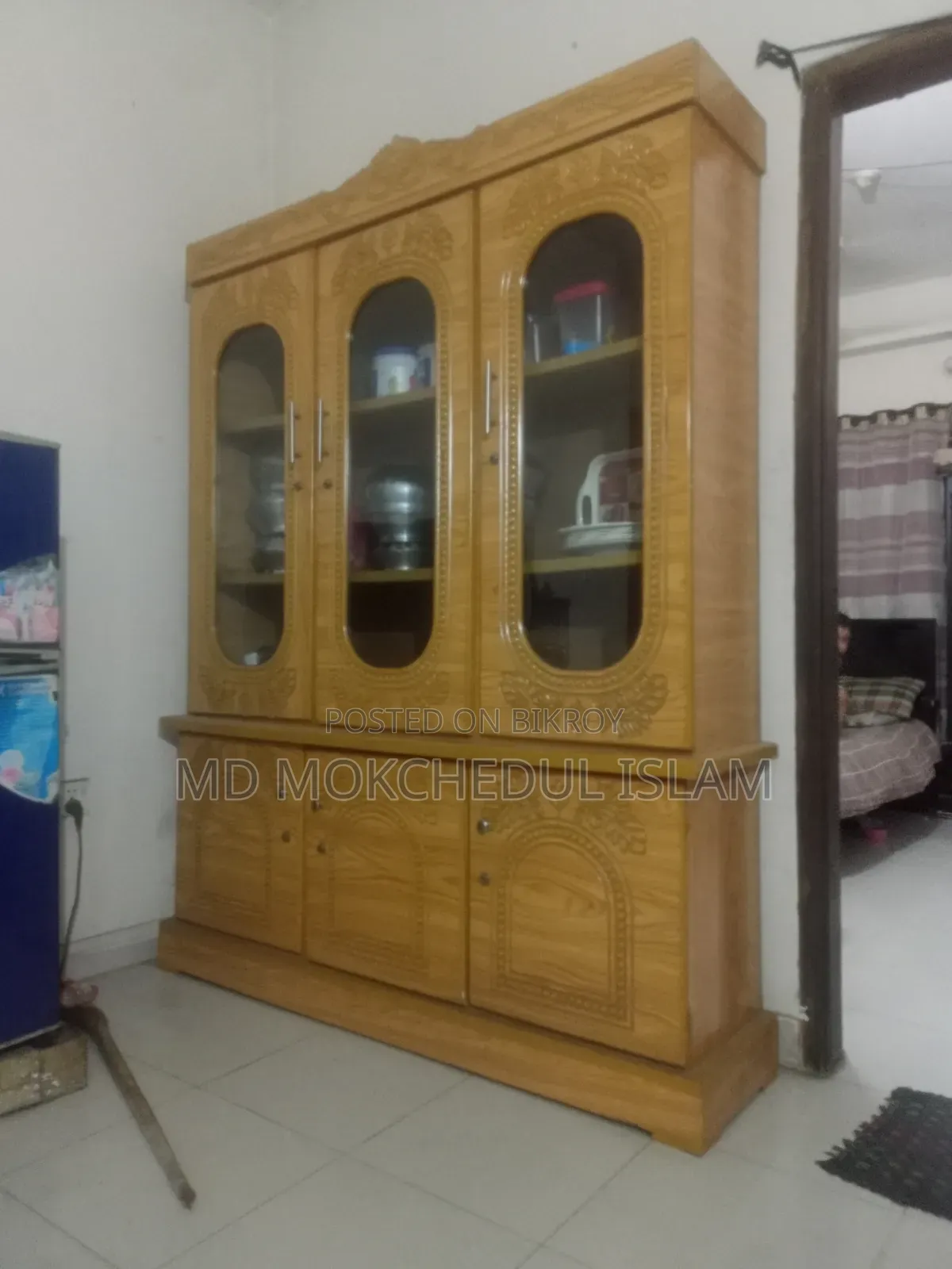 এই ওয়াল শোকেসটি বিক্রি করব
