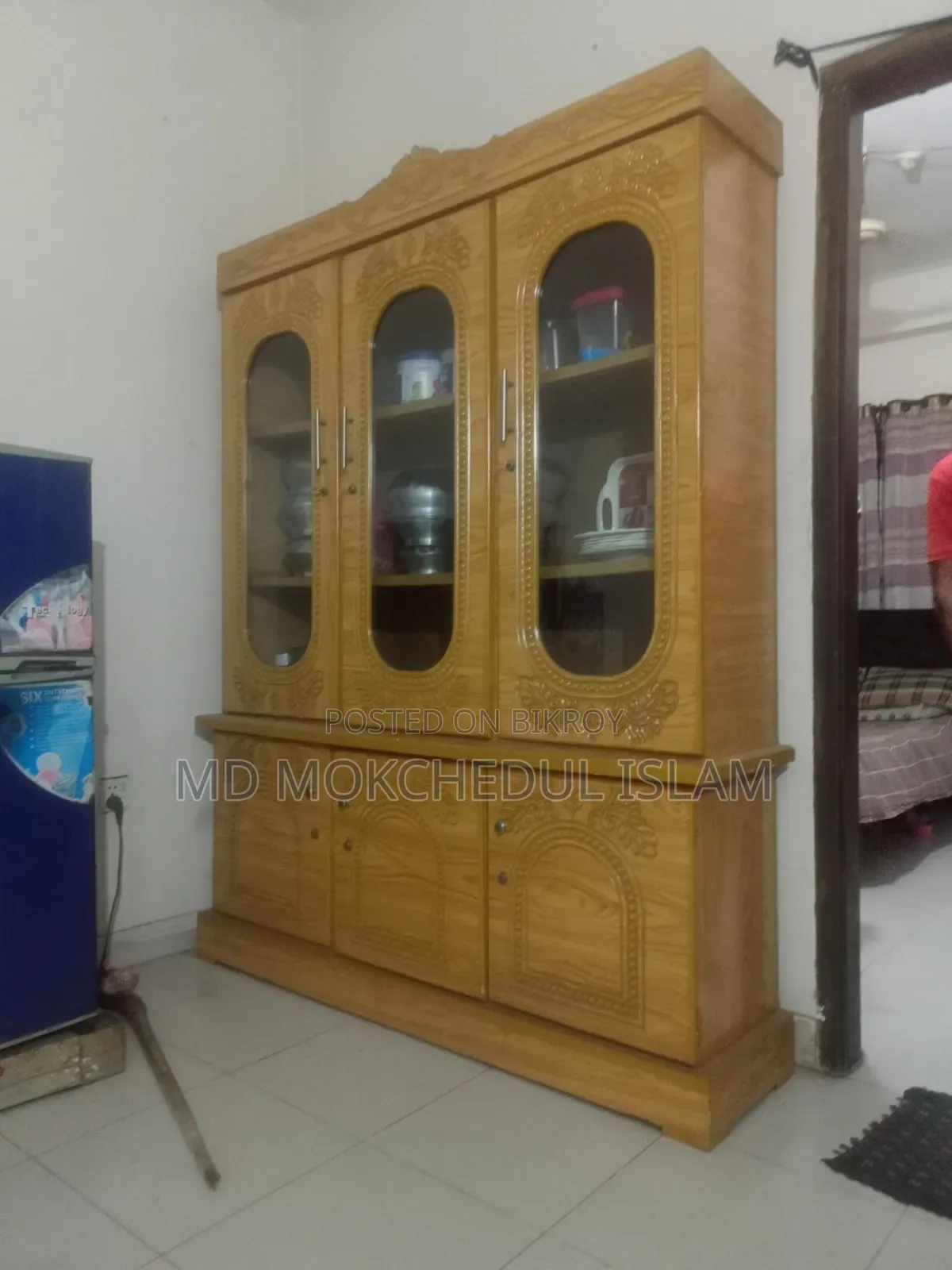 এই ওয়াল শোকেসটি বিক্রি করব