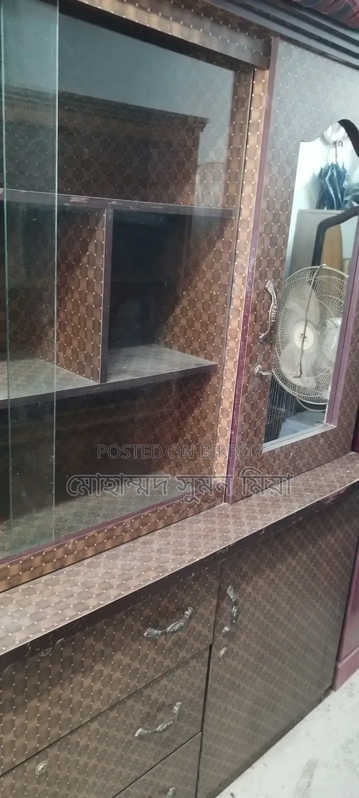 একটি ব্যবহৃত হার্ডবোর্ডের ওয়াল শোকেস বিক্রি করা হবে।