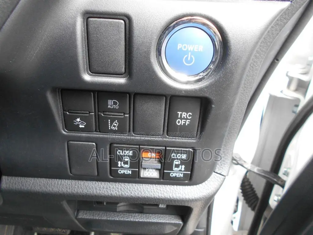 Toyota Noah 1.8 FWD Hybrid (7 seater) 2021 Pearl