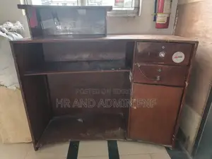 কাঠের ফ্রন্ট ডেস্ক টেবিল