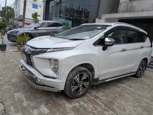 মিতসুবিশি এক্সপ্যান্ডার জি ২০২২ সাদা