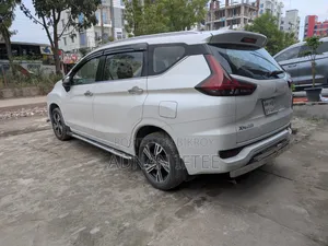 মিতসুবিশি এক্সপ্যান্ডার জি ২০২২ সাদা