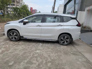 মিতসুবিশি এক্সপ্যান্ডার জি ২০২২ সাদা