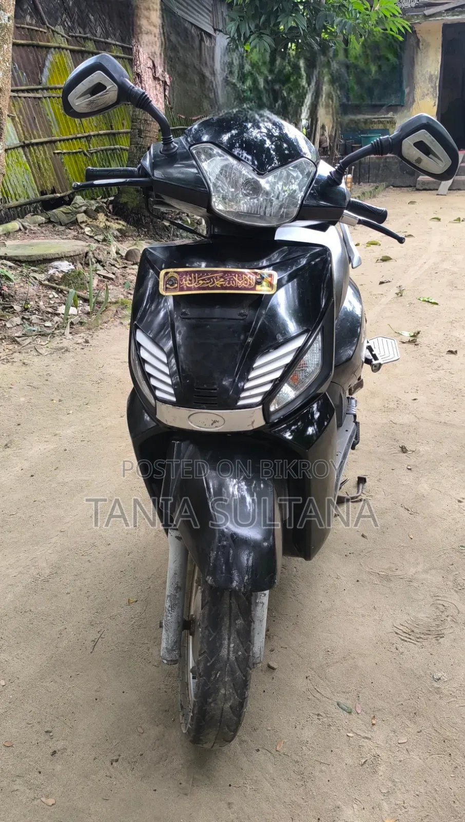 Mahindra Gusto 2017 Black