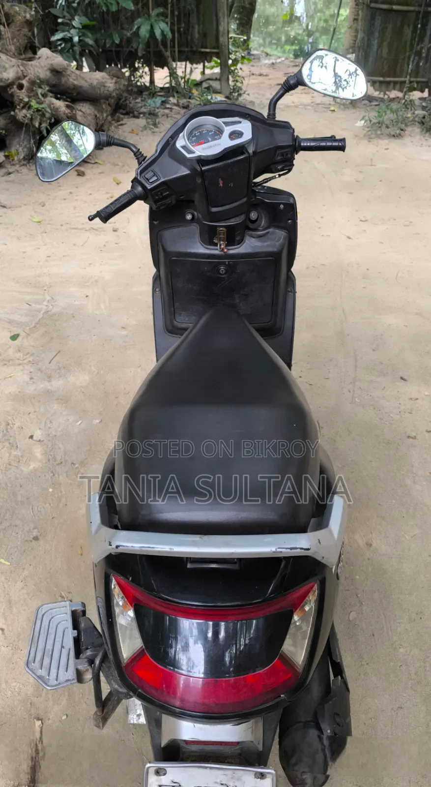 Mahindra Gusto 2017 Black