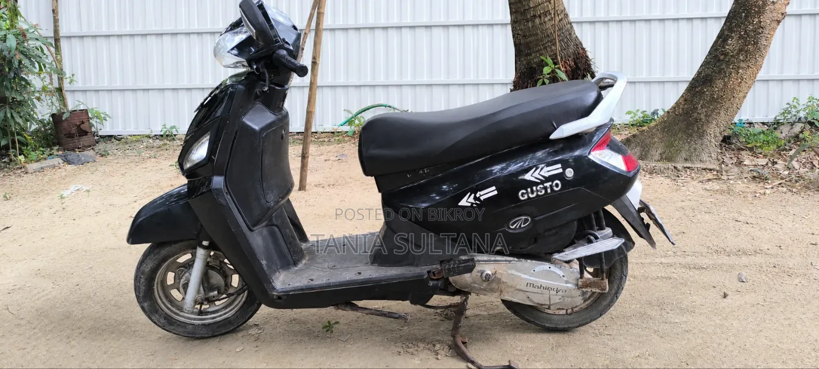 Mahindra Gusto 2017 Black