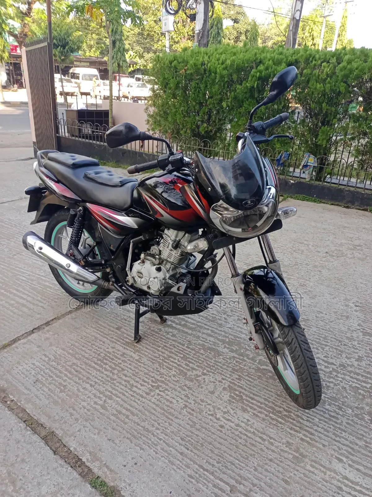 বাজাজ ডিসকভার ১২৫ ২০১৭ কালো