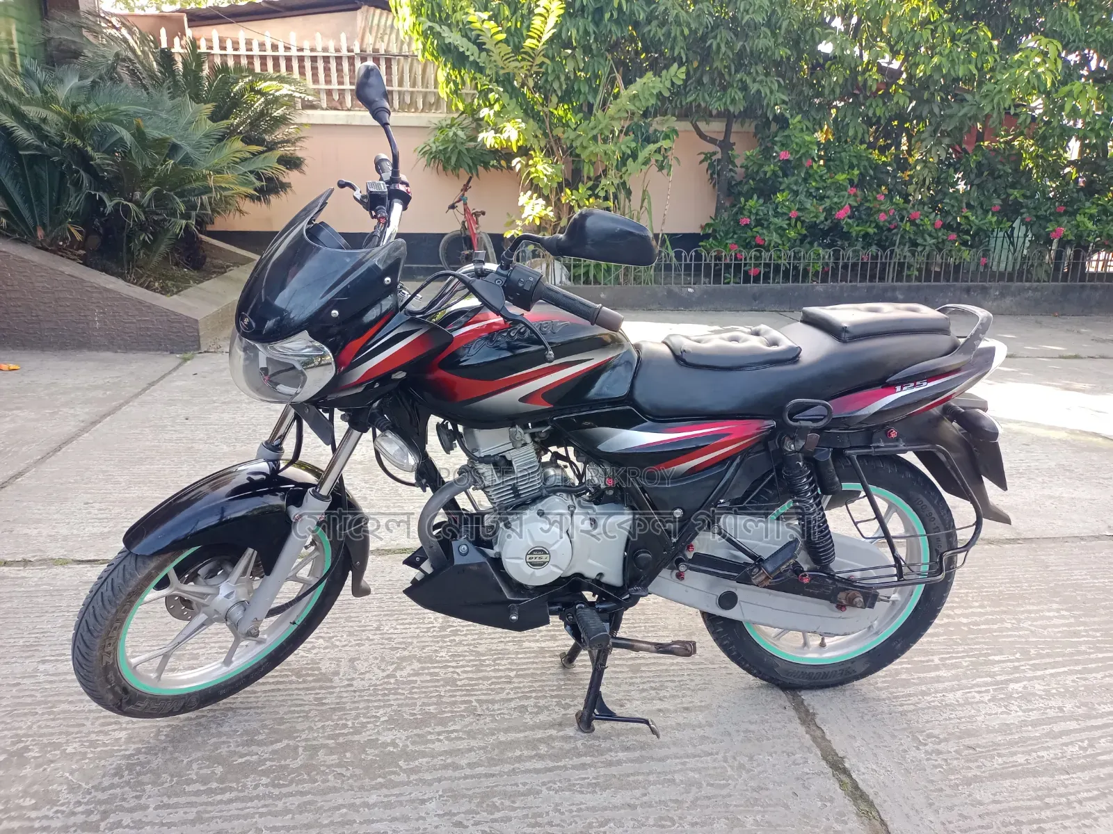 বাজাজ ডিসকভার ১২৫ ২০১৭ কালো