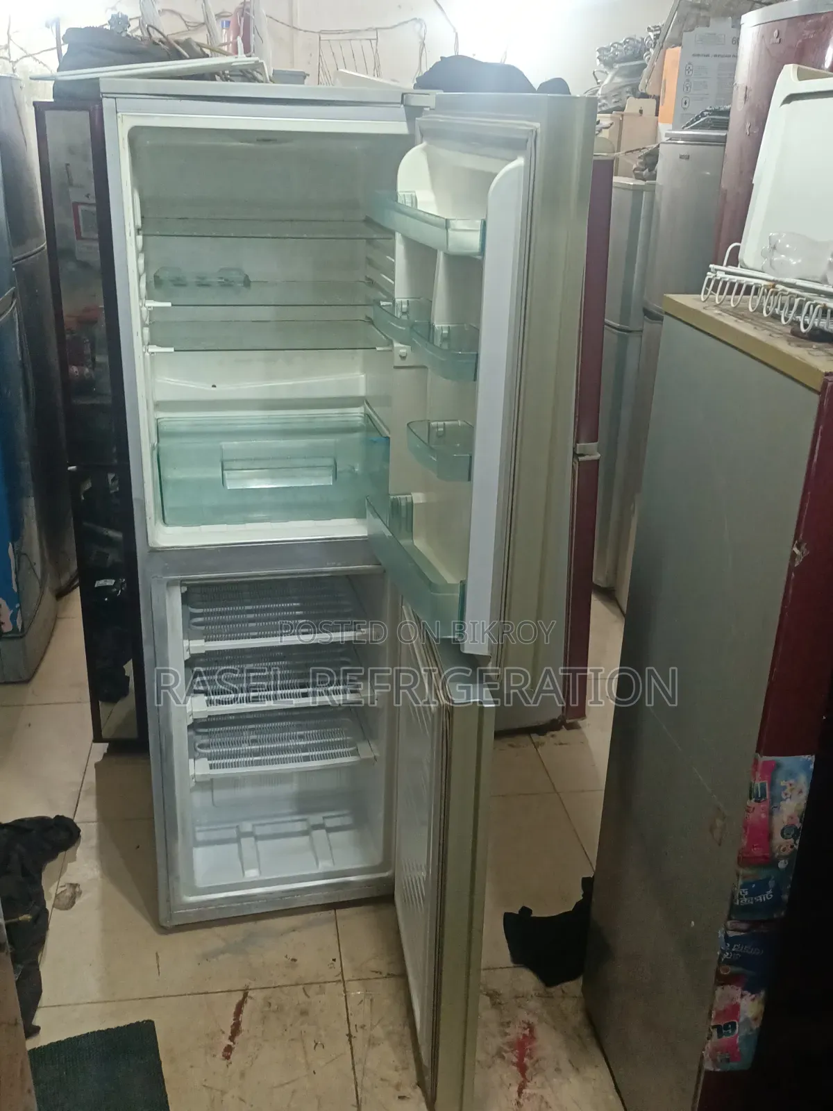 300 লিটার LG ফিরিজ বিক্রি করা হবে।