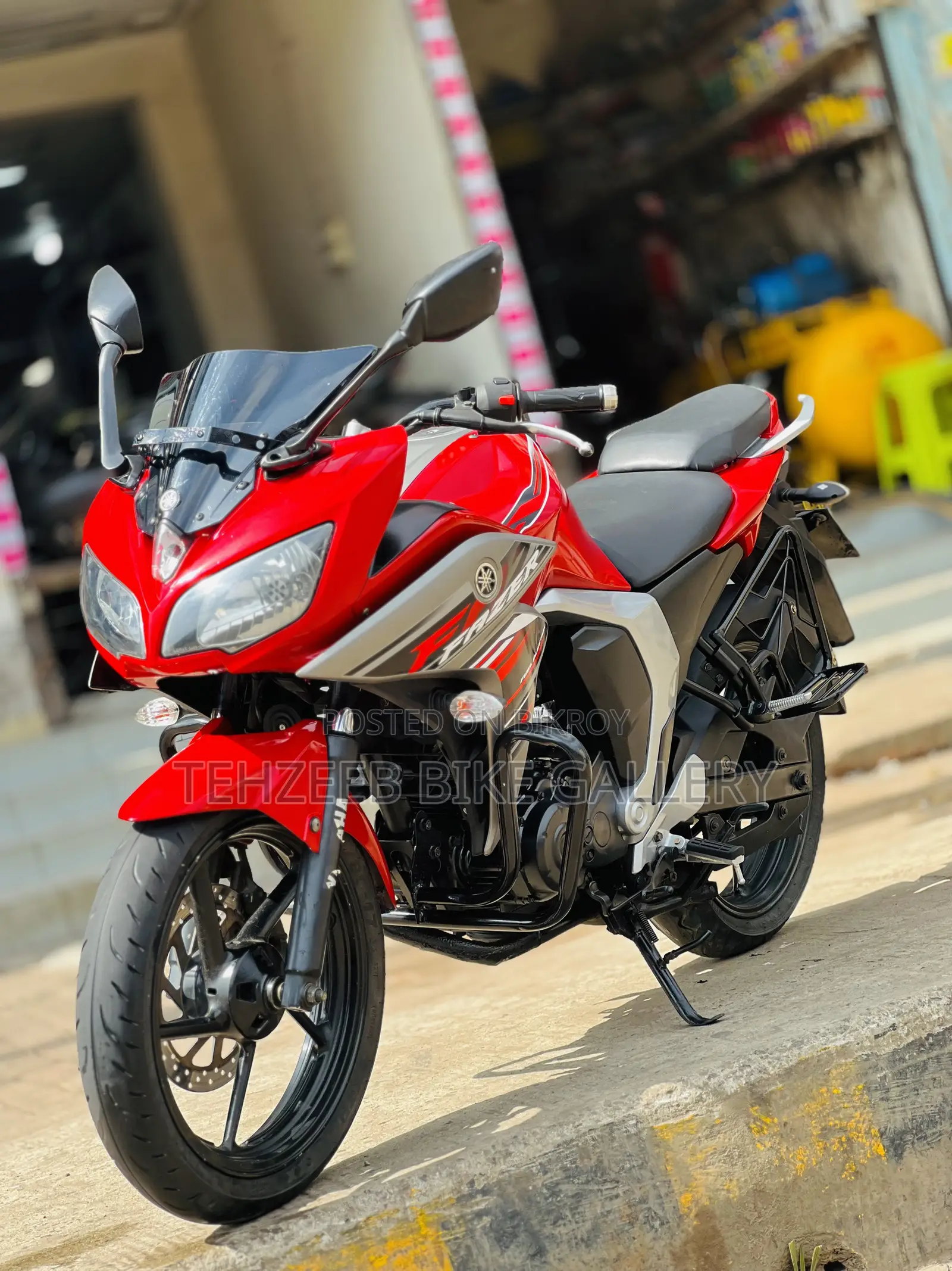 ইয়ামাহা ফেজার ভি২ ২০২২ রেড