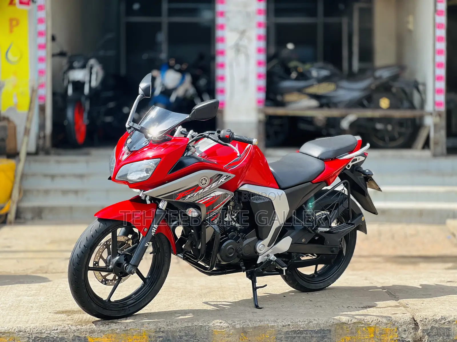 ইয়ামাহা ফেজার ভি২ ২০২২ রেড
