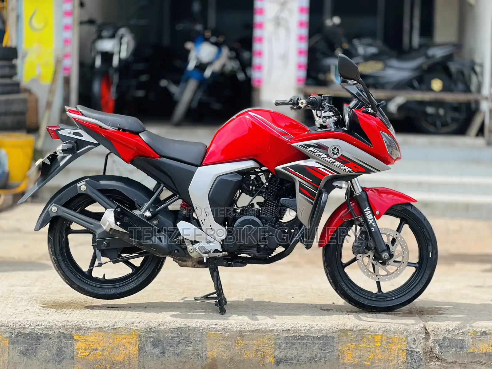 ইয়ামাহা ফেজার ভি২ ২০২২ রেড