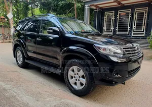টয়োটা ফরচুনার ২০১৩ কালো