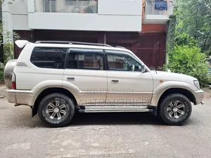 টয়োটা ল্যান্ড ক্রুজার প্রাডো ২০০০ পার্ল