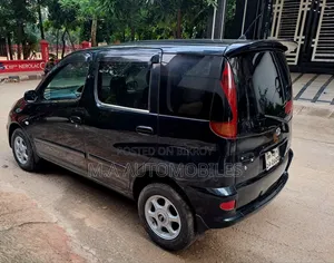 Toyota Fun Cargo 2004 Blue