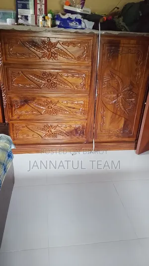 সারি মেহগনি কাঠের ওয়ারড্রব